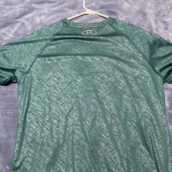 Green under armour silky tshirt - Picture 2 of 3
